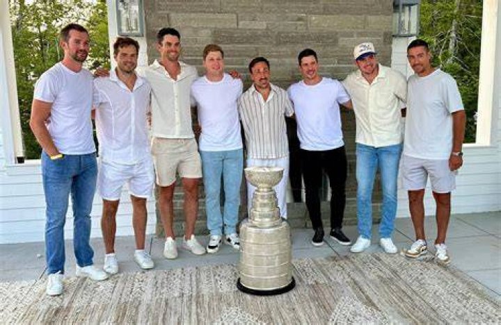 Sidney Crosby surprises Nova Scotia superfan's family with a visit
